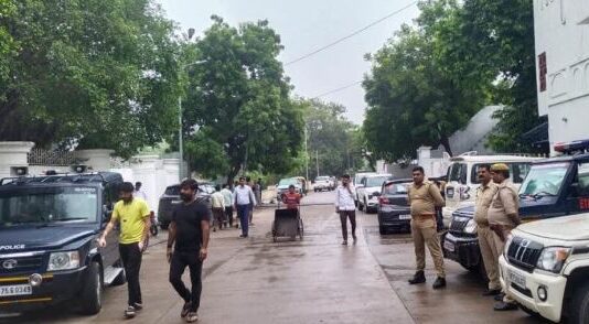 सैफई में छाया मातम, समर्थकों का होने लगा जमावड़ा