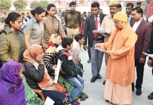 फरियादी की समस्या का निस्तारण निष्पक्ष करें-योगी