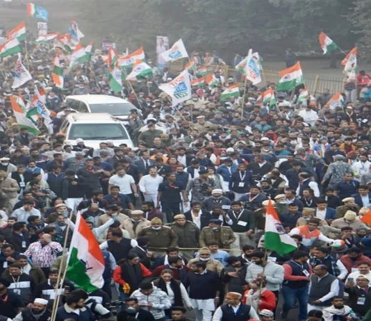 भारत जोड़ो यात्रा में उमड़ा जनसमूह हुई पुष्पवर्षा