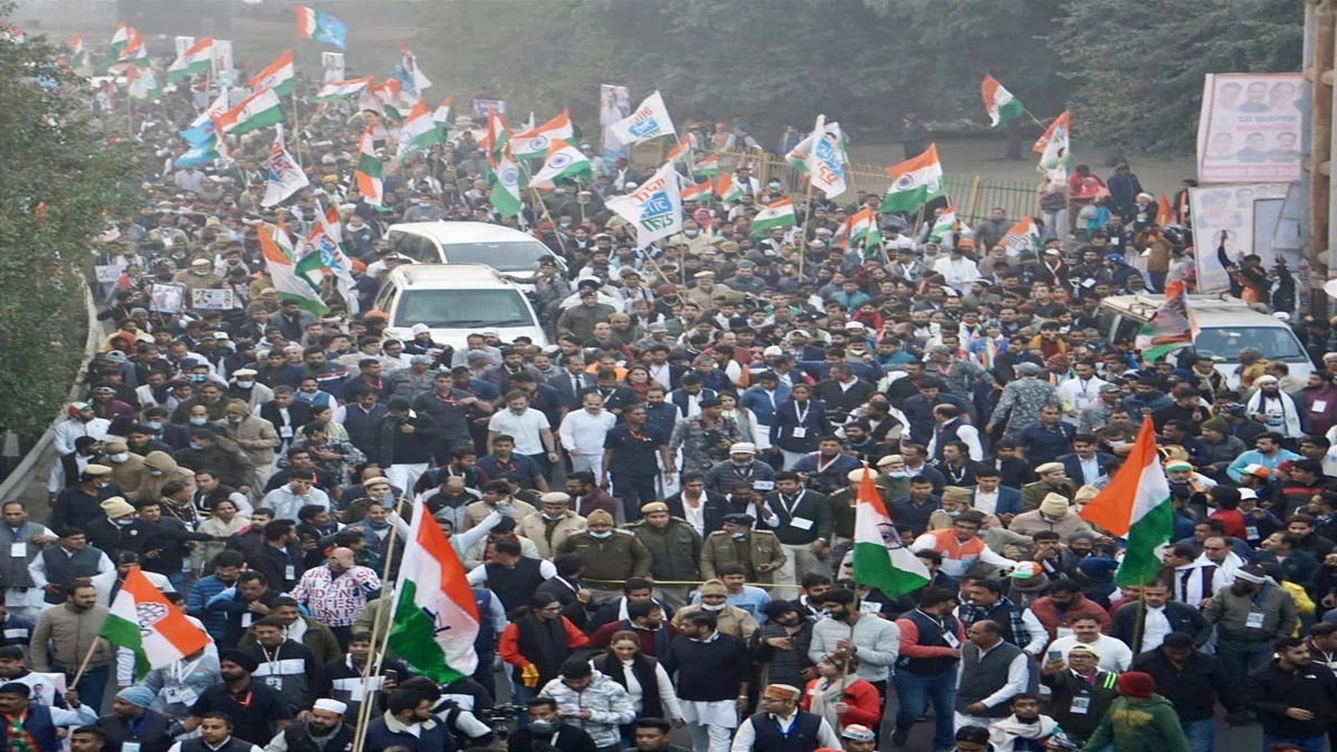Photo of भारत जोड़ो यात्रा में उमड़ा जनसमूह हुई पुष्पवर्षा
