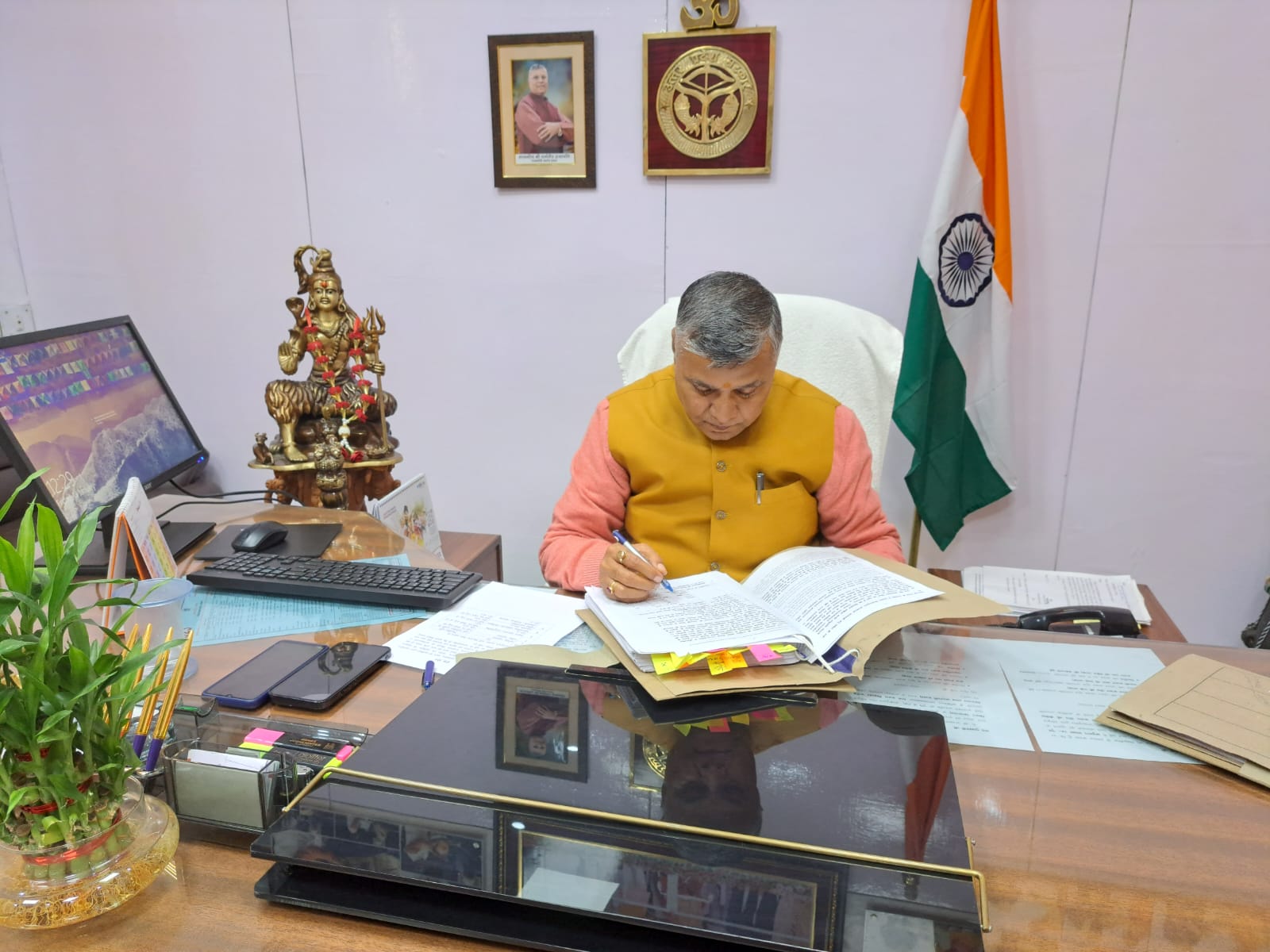 Photo of अब लिपिकीय संवर्ग को भी वर्दी एवं रैंक बैजेज