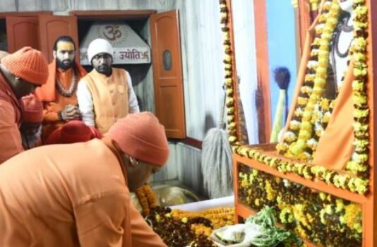 योगी ने गुरु गोरखनाथ को चढ़ाई आस्था की खिचड़ी योगी ने गुरु गोरखनाथ को चढ़ाई आस्था की खिचड़ी