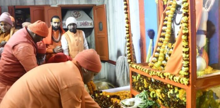 Photo of योगी ने गुरु गोरखनाथ को चढ़ाई आस्था की खिचड़ी