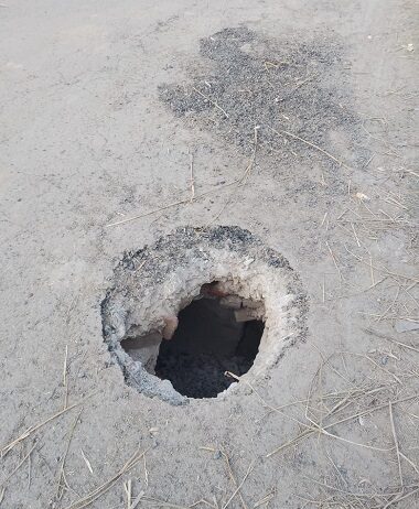 सड़कों के बीच गड्ढा दुर्घटना को दावत सड़कों के बीच गड्ढा दे रहा दुर्घटना को दावत