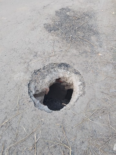 सड़कों के बीच गड्ढा दे रहा दुर्घटना को दावत