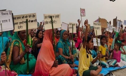 आजमगढ़ एयरपोर्ट विस्तारीकरण ले रहा है जान ज़मीन की लड़ाई में महिला-पुरुष किसान खो चुके हैं जान