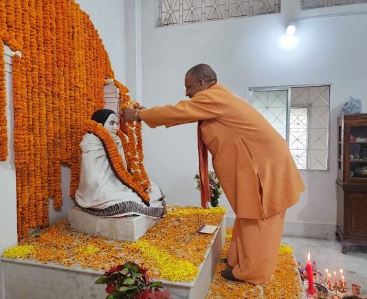 गोरखपुर में जन्मदिन मनाएंगे योगी योगी ने थामा अपनों का हाथ