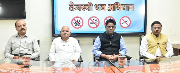 Photo of अकेलापन युवाओं को बना रहा नशे का आदी
