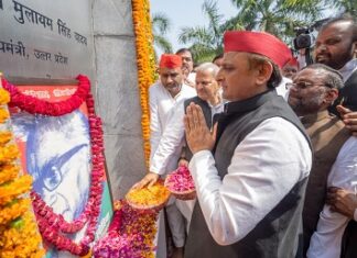 अगर सड़कें खामोश हो जाएं तो संसद आवारा हो जाएगी डॉ.राममनोहर लोहिया जी की 113वीं जयंती