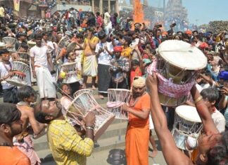 धधकती चिताओं में भक्तों ने खेली होली धधकती चिताओं में भक्तों ने खेली होली