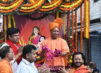 होलिका दहन शोभायात्रा में शामिल हुए योगी होलिका दहन शोभायात्रा में शामिल हुए योगी