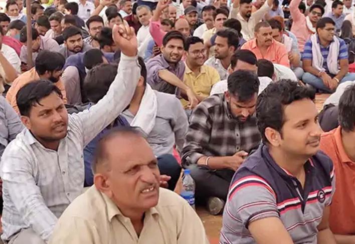 Photo of क्या खुश नहीं कर्मचारी…?