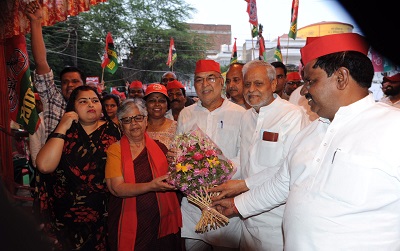 सपा प्रत्याशी वंदना मिश्रा का जनसम्पर्क अभियान सपा प्रत्याशी वंदना मिश्रा का जनसम्पर्क अभियान