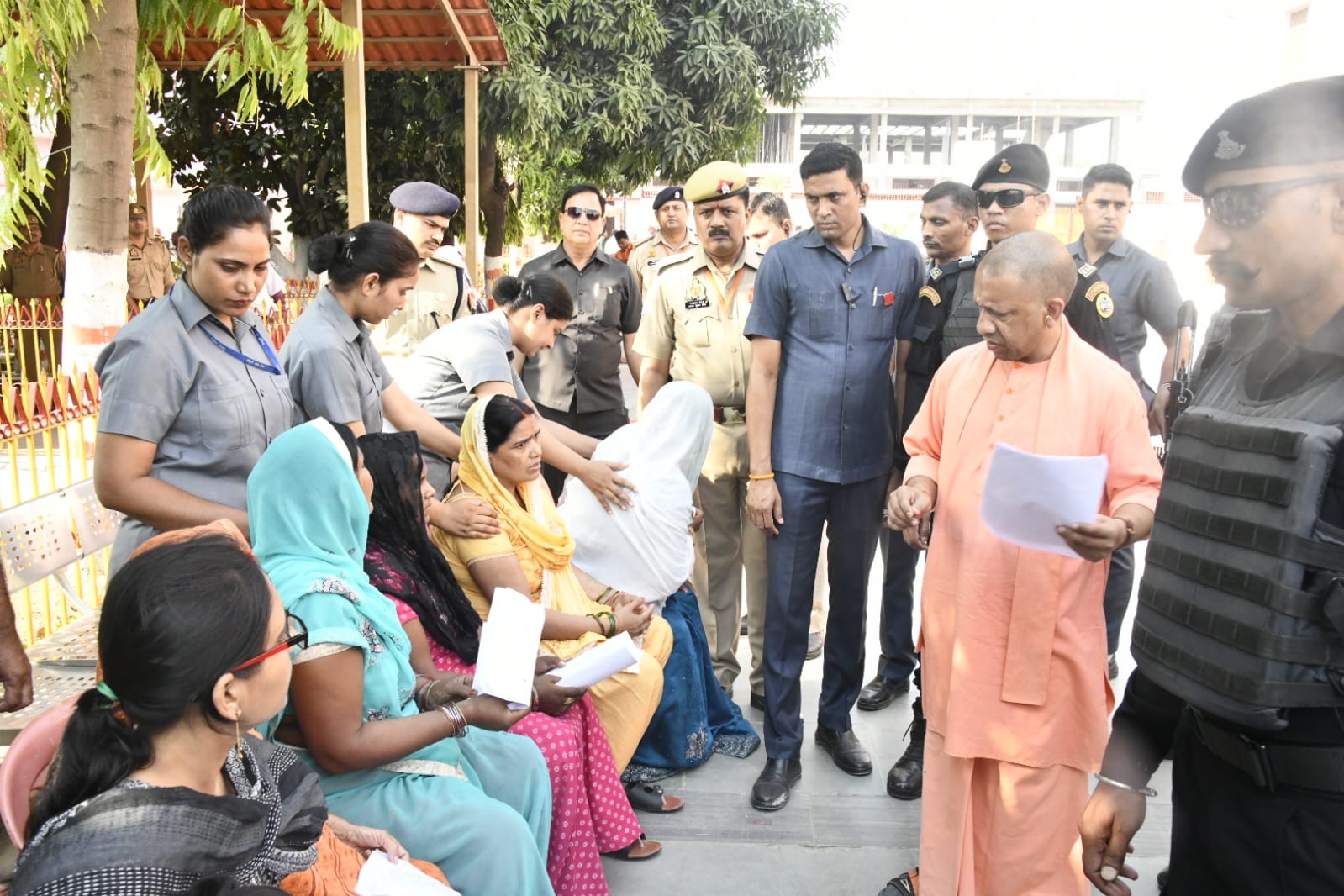 Photo of आवास दिलाएंगे इलाज भी कराएंगे-योगी