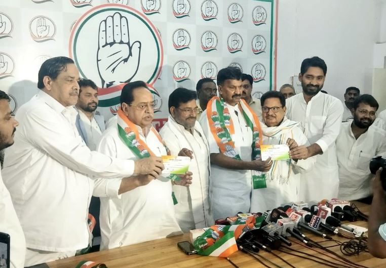 Photo of सपा संस्थापक सदस्य सीपी राय पूर्व विधायक राकेश काग्रेस में शामिल
