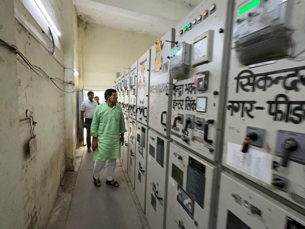 Photo of ऊर्जा मंत्री ने उपकेन्द्र का किया औचक निरीक्षण