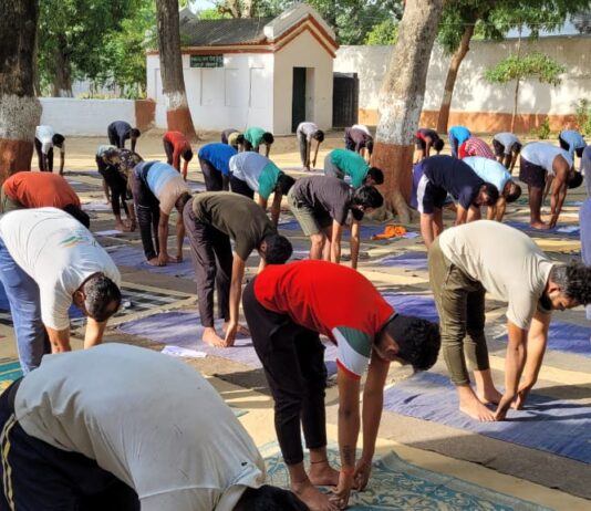 बन्दियों ने किया योग