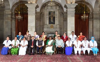 राष्ट्रपति ने नर्सिंग पेशेवरों को किया सम्मानित राष्ट्रपति ने नर्सिंग पेशेवरों को किया सम्मानित
