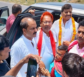 पूर्वांचल एक्सप्रेस वे पर शिवपाल यादव का स्वागत पूर्वांचल एक्सप्रेस वे पर शिवपाल यादव का स्वागत
