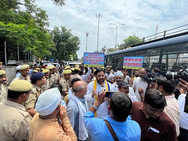 बिजली कटौती के खिलाफ आप का प्रदर्शन बिजली कटौती के खिलाफ आप का प्रदर्शन
