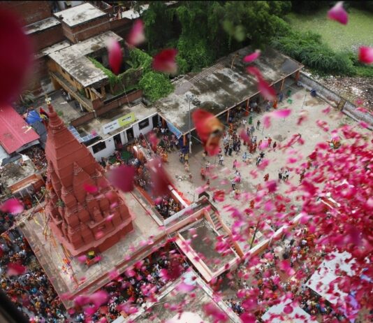 कांवड़ियों पर हेलीकॉप्टर से हुई पुष्पवर्षा