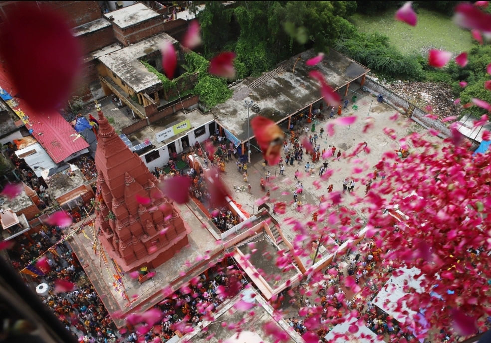 Photo of कांवड़ियों पर हेलीकॉप्टर से हुई पुष्पवर्षा