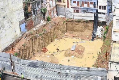 शहर में बेसमेंट खुदाई घटनाओं को दे रही हैं दावत