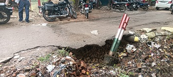 गंगरैला के निकट हाइवे की सड़क दरकी