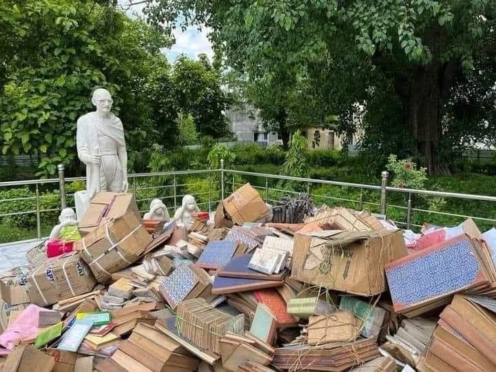 Photo of सड़कों पर फेंकी गयी गांधी और नेहरू की किताबें