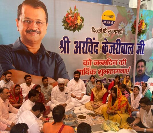 आप कार्यकर्त्ताओं ने मनाया केजरीवाल का जन्मदिन