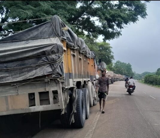 हाईवे पर खड़े ट्रक हादसों को दे रहे हैं दावत…!