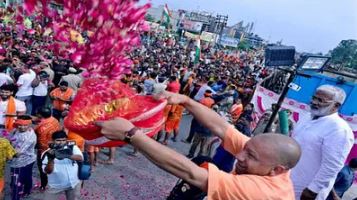 कांवड़यात्रा पर पुष्पवर्षा से नेता प्रतिपक्ष को परेशानी-योगी कांवड़यात्रा पर पुष्पवर्षा से नेता प्रतिपक्ष को परेशानी-योगी