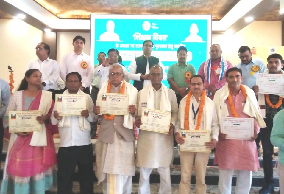 Photo of गुरूओं का हमेशा सम्मान करें गुरू से बड़ा कोई नहीं-जिलाधिकारी