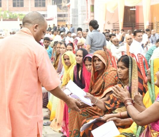 जनता की समस्याओं का कराएं संतुष्टिपरक समाधान- योगी