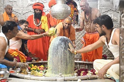 मुख्यमंत्री ने विधि विधान से की बाबा महाकाल की पूजा मुख्यमंत्री ने विधि विधान से की बाबा महाकाल की पूजा