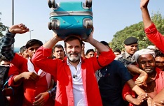 जब राहुल पहुंचे कुलियों के बीच जब राहुल पहुंचे कुलियों के बीच