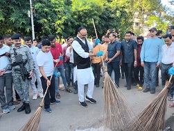 UP में स्वच्छताग्रह के साथ चला स्वच्छता अभियान