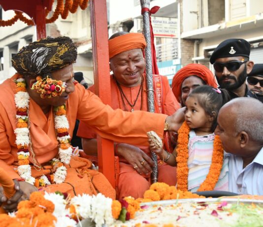 अल्पसंख्यक समाज के लोगों ने किया शोभायात्रा का भावपूर्ण स्वागत अल्पसंख्यक समाज के लोगों ने किया शोभायात्रा का भावपूर्ण स्वागत