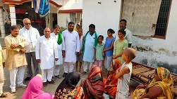 देवरिया प्रेमचंद्र के परिजनों से मिला किसान नेताओं का प्रतिनिधिमंडल