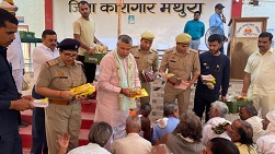 नवरात्रि व्रत धारी बंदियों को मंत्री ने कराया फलाहार