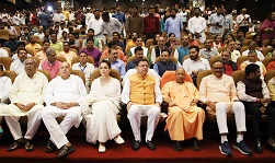 योगी ने अभिनेत्री कंगना व मंत्रिमंडल संग देखी 'तेजस' योगी ने अभिनेत्री कंगना व मंत्रिमंडल संग देखी 'तेजस'