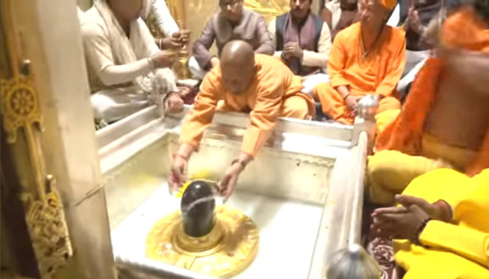 Photo of योगी ने झुकाए बाबा के दर पर शीश