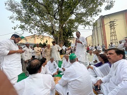 गन्ना किसानों ने रालोद के साथ चीनी मिल पर प्रदर्शन किया गन्ना किसानों ने रालोद के साथ चीनी मिल पर प्रदर्शन किया