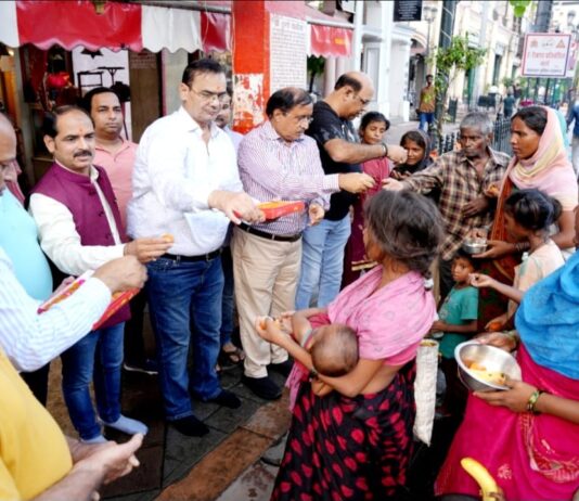 भाजपा की जीत पर व्यापारियों ने बांटें लड्डू