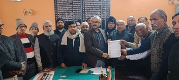 अधिवक्ताओ से अभद्रता बार काउंसिल सदस्य को सौंपा ज्ञापन