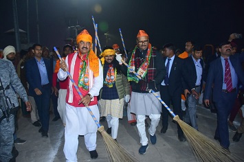 उपमुख्यमंत्री ने अयोध्या में लगाया झाड़ू