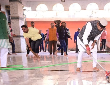 अनवरत जारी रहेगा मंदिर स्वच्छता अभियान-सारंग अनवरत जारी रहेगा मंदिर स्वच्छता अभियान-सारंग