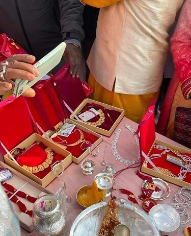 अवधपुरी पहुंचे श्रीराम के ससुराल से आए उपहार अवधपुरी पहुंचे श्रीराम के ससुराल से आए उपहार