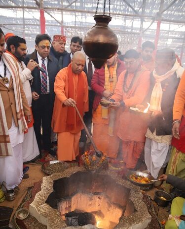 योगी 1008 कुंडीय हनुमन महायज्ञ में शामिल हुए योगी 1008 कुंडीय हनुमन महायज्ञ में शामिल हुए