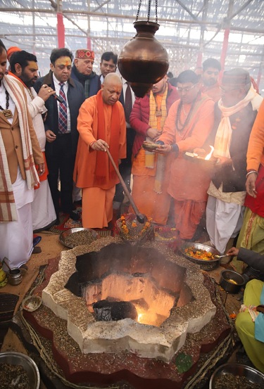योगी 1008 कुंडीय हनुमन महायज्ञ में शामिल हुए योगी 1008 कुंडीय हनुमन महायज्ञ में शामिल हुए